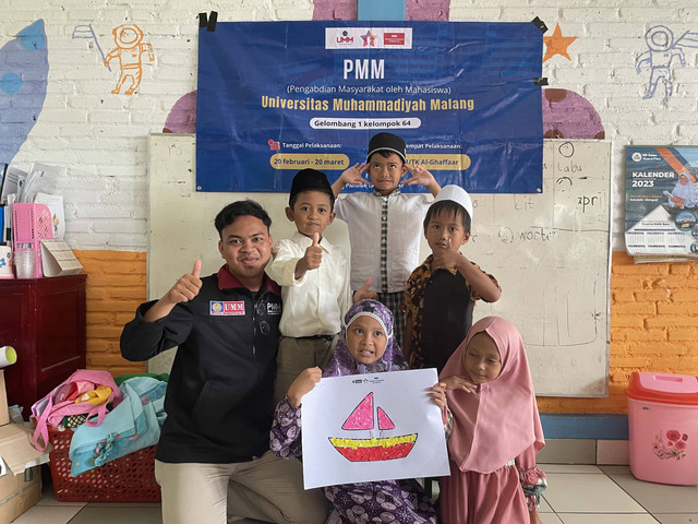 Karya seni Kolase Origami oleh Kelompok B1 TK Al-Ghaffaar