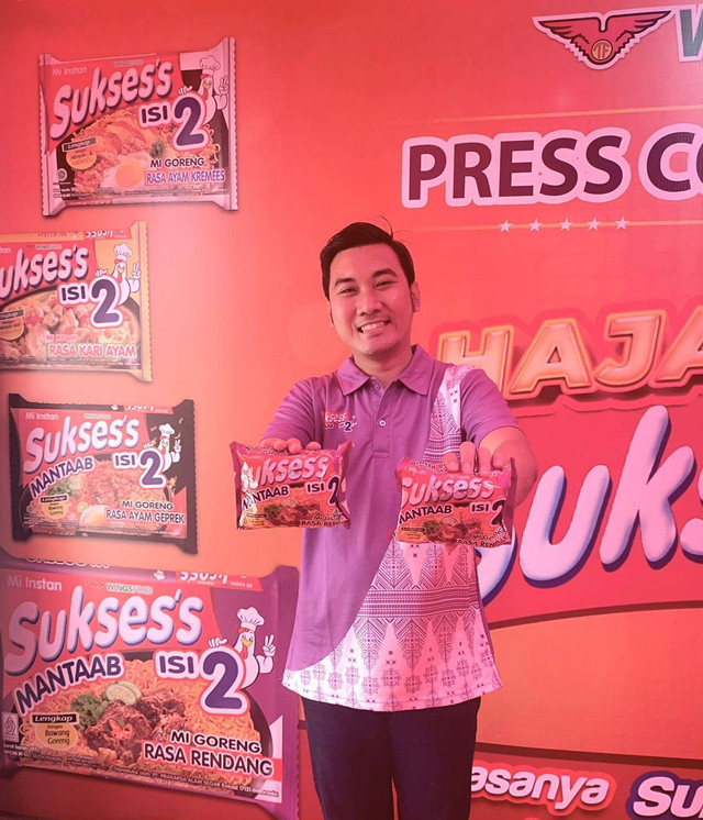 Brand Manager Mi Sukses's isi dua, Ferdiansyah Hardianto saat menunjukkan varian baru rasa Mi Sukses’s, Foto : Istimewa