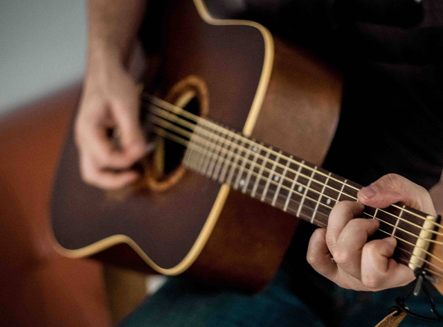 Ilustrasi memetik gitar (Pexels)