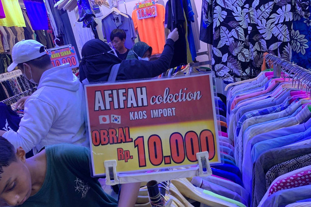 Baju bekas impor yang dijual di Pasar Senen, Minggu (19/3). Foto: Nabil Jahja/kumparan