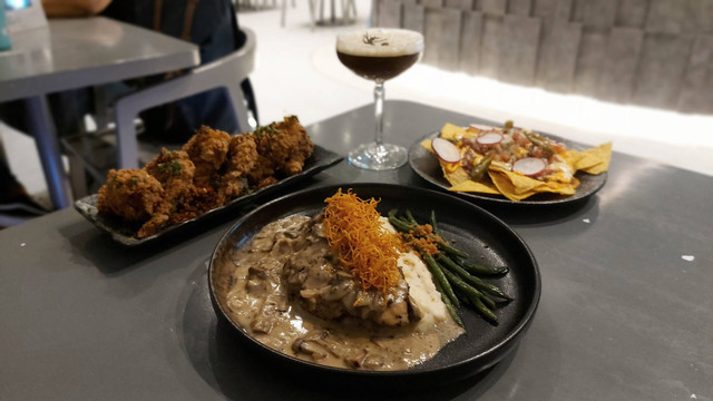 Menu makanan dan minuman di Berkala Coffee & Space, Ampera, Jakarta Selasan (19/3/23). Foto: Azalia Amadea/Kumparan