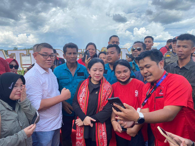 Ketua DPR RI Puan Maharani melayani masyarakat Sintang yang ingin melakukan swafoto  usai peresmian Waterfront. Foto: Yusrizal/Hi! Pontianak