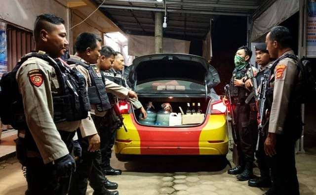 Jajaran Polres Lampung Tengah menyita sebanyak 50 liter tuak dan puluhan minuman keras. | Foto : Dok. Polres Lampung Tengah