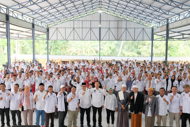Sukarelawan Gardu Ganjar Banten saat mengukuhkan kepengurusan di Pondok Pesantren Al Ikhlas Salaman, Kecamatan Jawilan, Kabupaten Serang, Minggu (19/3/2023). Foto: Dok. Istimewa