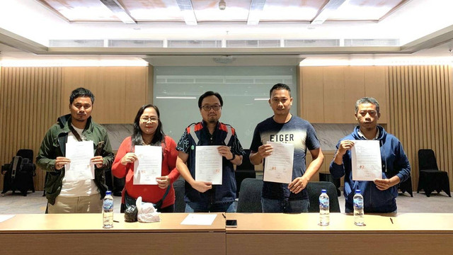 Tiga mandor Masjid Raya Sheikh Zayed Solo bertemu tukang warung. Foto: Dok. Istimewa