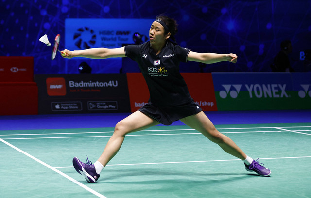 Tunggal putri Korea Selatan An Se-young melawan tunggal putri China Chen Yu Fei pada final All England di Utilita Arena, Birmingham, Inggris. Foto: Andrew Boyers/REUTERS
