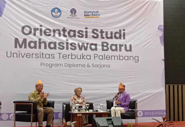 Rektor Universitas Terbuka (UT), Ojad Darojat bersama Ketua DPRD Provinsi Sumsel, RA Anita Noeringhati, Foto : Istimewa