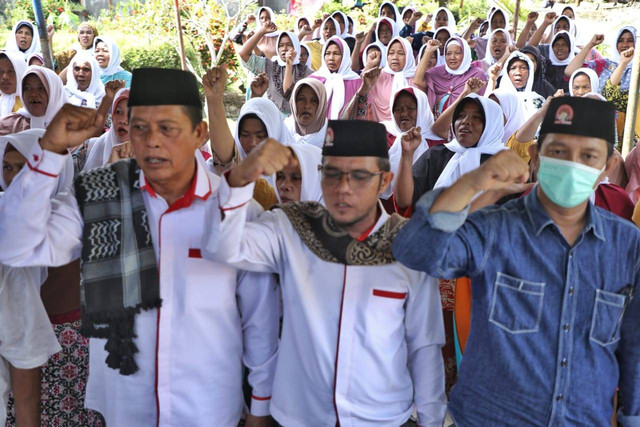 Doa bersama yang digelar Ustaz Sahabat (Usbat) Ganjar Sumut dan Majelis Taklim Al-Ikhsan di Kampung Sebelah, Kelurahan Hutabalang, Kecamatan Badiri, Kabupaten Tapanuli Tengah, pada Minggu (19/3/2023). Foto: Dok. Istimewa