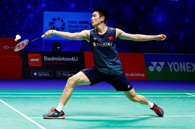 Tunggal putra China Li Shi Feng pada partai final All England di Utilita Arena, Birmingham, Inggris. Foto: Andrew Boyers/REUTERS