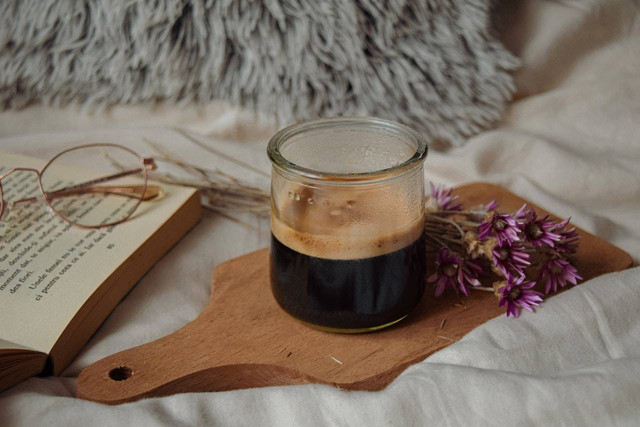 Ilustrasi foto cara membuat kopi americano yang benar. Sumber foto: Pexels