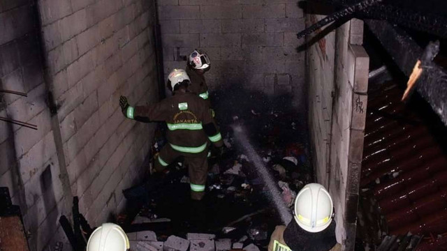 Petugas Damkar memadamkan api saat kebakaran rumah di Jl. Kayu Putih Kel. Kayu Putih, Kec. Pulogadung, Jakarta Timur Foto: Instagram/@humasjakfire