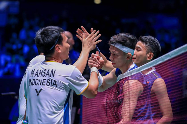 Mohammad Ahsan/Hendra Setiawan usai pertandingan melawan Fajar Alfian/Rian Ardianto di final All England 2023 di Utilita Arena Birmingham, Birmingham, Inggris, pada Minggu (19/3). Foto: PBSI