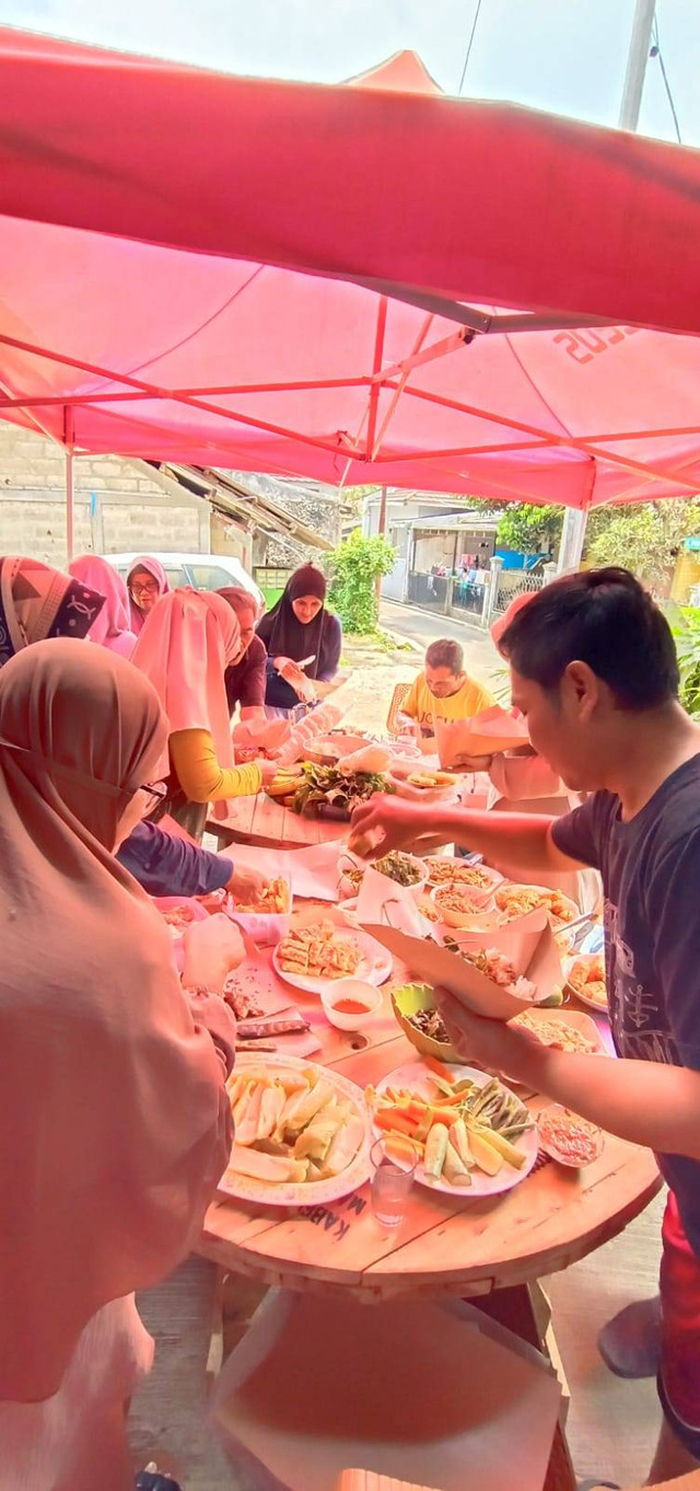 Acara munggahan/papajar yang diisi dengan acara silaturahmi dan makan-makan (foto dokumen pribadi) 