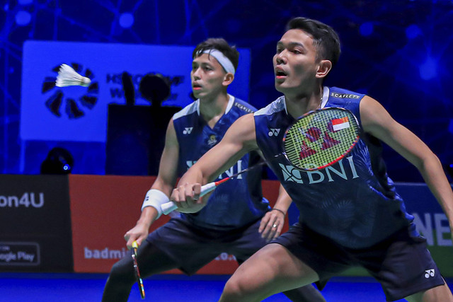 Pebulu tangkis ganda putra Indonesia Fajar Alfian (kiri) dan Muhammad Rian Ardian (kanan) mengembalikan kok ke arah lawan yang merupakan rekan senegaranya Hendra Setiawan dan Mohammad Ahsan dalam final All England 2023 di Utilita Arena Birmingham. Foto: ANTARA FOTO/HO-Humas PBSI