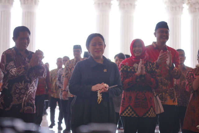 Ketua DPR Puan Maharani (tengah) meresmikan gedung Grha Bung Karno (GBK) Klaten, Sabtu (18/03/2023). Foto: Dok. Pemkab Klaten