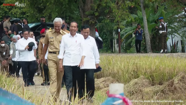 Presiden Joko Widodo bersama Menhan Prabowo Subianto dan Gubernur Jateng Ganjar Pranowo meninjau panen raya di Kebumen, Jawa Tengah, Kamis (9/3/2023). Foto: YouTube/Setkab Presiden