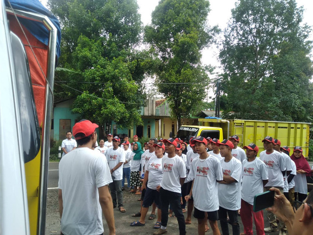 Komunitas Sopir Truk (KST) Dukung Ganjar Jawa Barat menyerahkan bantuan berupa rompi dan sepatu safety untuk para sopir truk di Pool truk Barudak Truk Selatan ( BTS ) pada Minggu (19/3). Foto: Dok. Istimewa