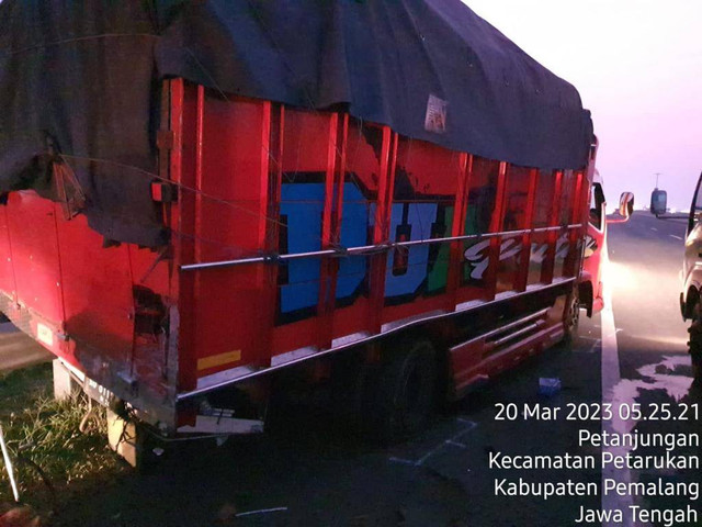 Kecelakaan yang melibatkan atlet badminton Syabda Perkasa di Tol Pemalang. Foto: Dok. Polres Pemalang