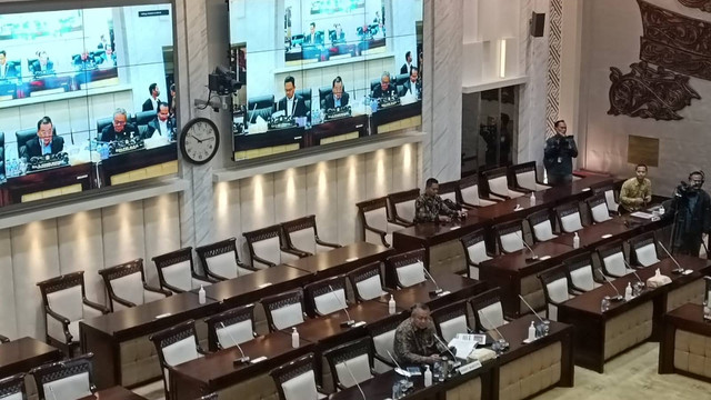 Perry Warjiyo sebagai calon tunggal Gubernur BI periode 2023-2028 menjalani uji kelayakan dan kepatutan atau fit and proper test dengan Komisi XI DPR RI, Senin (20/3/2023). Foto: Akbar Maulana/kumparan