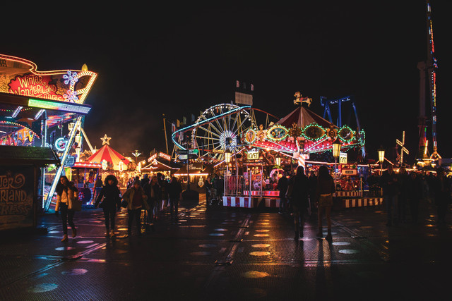 ilustrasi Harga Tiket Masuk Malang Night Paradise. Unsplash/Devon Rogers.