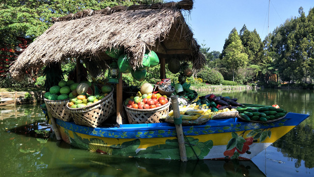 Ilustrasi Harga Tiket Masuk Floating Market Lembang 2023. Foto: Unsplash/Edwin Petrus.