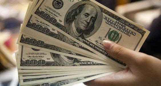 A hundred dolar bills, from: ambito.com