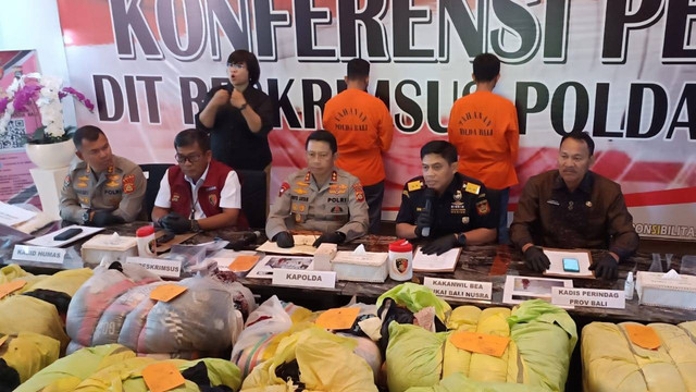 Jumpa pers polisi soal penyitaan 58 ribu pakaian thrifting di Bali. Foto: Denita br Matondang/kumparan