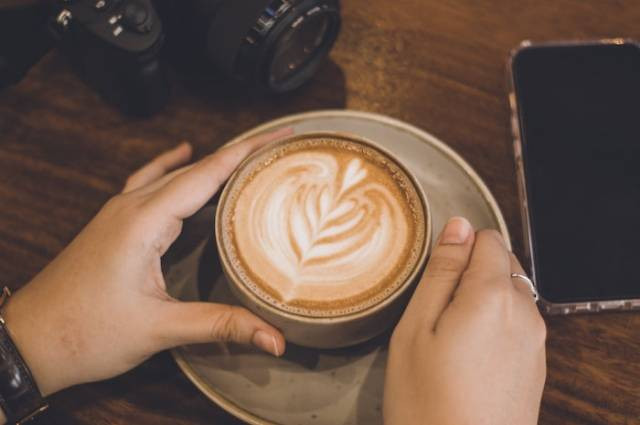 Inspirasi macam macam kopi di cafe, sumber foto: Romawi Namaasli by pexels.com