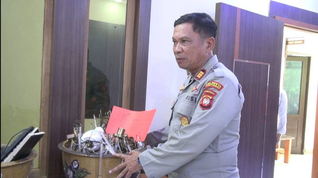 Kapolsek Pontianak Kota, AKP Eeng Suhenda, menunjukkan barang bukti pembobolan rumah kosong di Jalan dr Wahidin Pontianak. Foto: Dok Hi!Pontianak