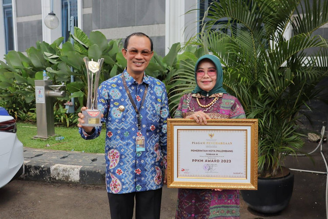Wali Kota Palembang, Harnojoyo meraih penghargaan PPKM Award 2023. (dok. Kominfo Palembang)