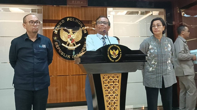 Menkopolhukam Mahfud MD memberikan keterangan pers usai pertemuan dengan Menteri Keuangan Sri Mulyani dan Kepala PPATK Ivan Yustiavandana di kantor Kemenkopolhukam, Jakarta, Senin (20/3/2023). Foto: Thomas Bosco/kumparan