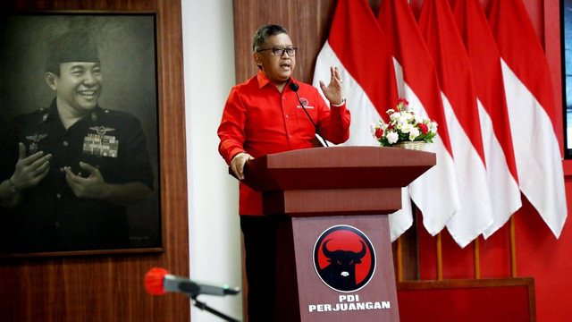 Sekjen PDIP Hasto Kristiyanto memberikan sambutan saat pelantikan Hendrar Prihadi menjadi Ketua Umum Taruna Merah Putih di Sekolah Partai PDI Perjuangan, Jakarta Selatan, Senin (20/3).  Foto: DPP PDIP