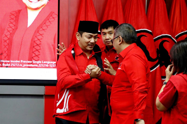 Pelantikan Hendrar Prihadi menjadi Ketua Umum Taruna Merah Putih di Sekolah Partai PDI Perjuangan, Jakarta Selatan, Senin (20/3). Foto: DPP PDIP