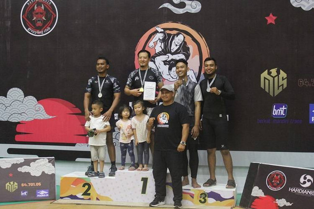 KALTENG - Grappler Kalteng, Nauval (kanan) saat meraih medali perunggu dalam Grappling Competition di Banjarmasin
