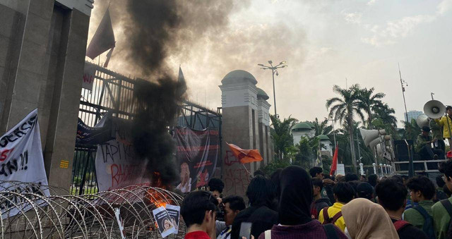Demo menolak Perppu Cipta Kerja di depan DPR, Jakarta, Senin (20/3/2023).  Foto: Annisa Thahira Madina/kumparan