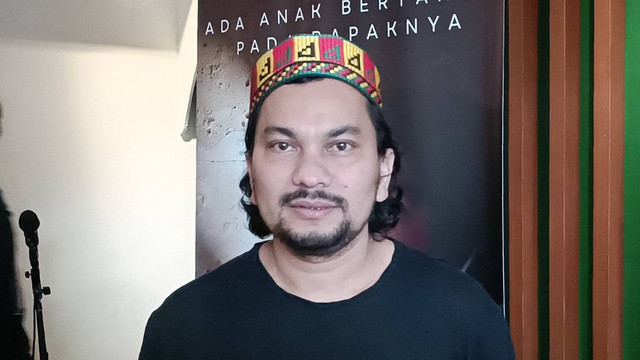 Tompi rilis lagu Ada Anak Bertanya Pada Bapaknya, di kawasan Blok M, Jakarta Selatan, Senin (20/3). Foto: Giovanni/kumparan