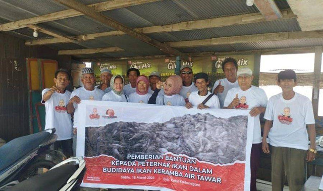 Orang Muda Ganjar (OMG) Kaltim berikan bantuan untuk peternak ikan keramba air tawar di di Desa Loa Tebu, Kutai Kertanegara. Foto: Dok. Istimewa