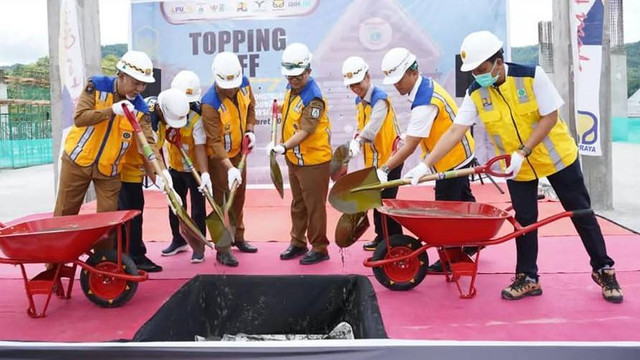 Topping off pembangunan kantor Gubernur Sulbar. Foto: Humas Pemprov Sulbar