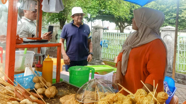 Ketua Hiswana Migas Aceh Nahrawi Noerdin (baju hitam) menemui pedagang di Banda Aceh menanyakan soal elpiji 3 kilogram, Senin (20/3/2023). Foto: kiriman untuk acehkini