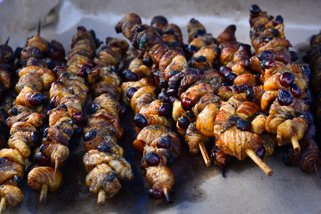 Ilustrasi sate ulat sagu. Foto: Shutterstock