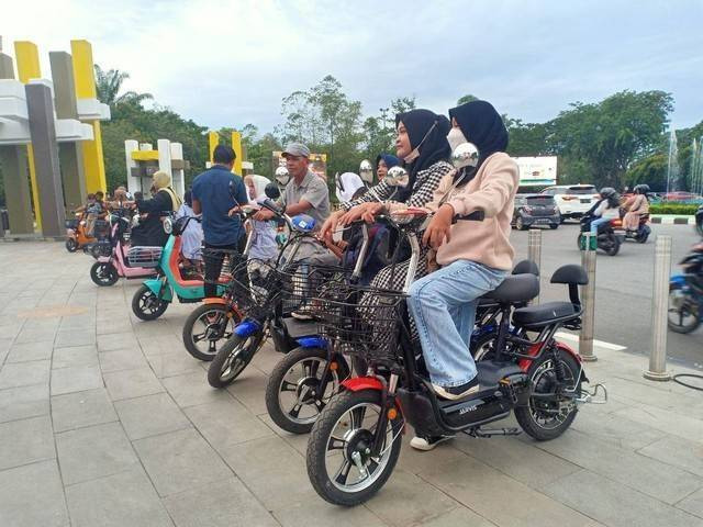 Warga Pontianak menggunakan sepeda listrik. Foto: dok. PLN Pontianak