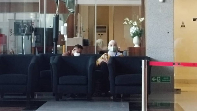 Kepala BPN Jakarta Timur, Sudarman Harjasaputra, dan istrinya, Vidya Piscarista, tiba di Gedung Merah Putih KPK, Selasa (21/3). Foto: Hedi/kumparan