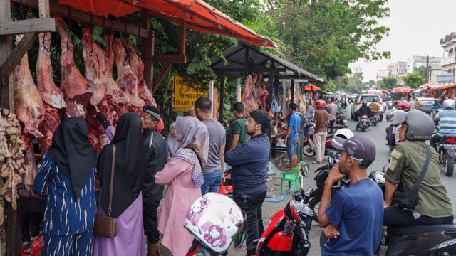 Warga membeli daging merayakan tradisi meugang di kawasan Beurawe, Banda Aceh, Selasa (21/3/2023). Foto: Suparta/acehkini 