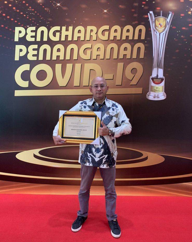 Dokter Vihan Novianry, M. Biomed, saat mewakili Untan menerima penghargaan. Foto: Dok Hi!Pontianak