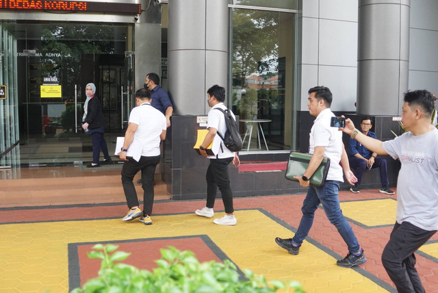 Sejumlah penyidik kepolisian membawa berkas AGH (15) pada kasus pengeroyokan David Ozora ke Kejari Jaksel, Jakarta, Selasa (21/3). Foto: Iqbal Firdaus/kumparan