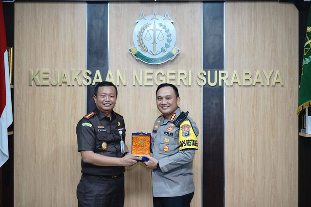 Foto : Kapolrestabes Surabaya menerima cindra mata pelakat dari kajari Kota Surabaya