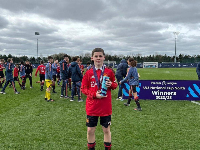 Anak Wayne Rooney, Kai Rooney, bersama tim Manchester United (MU) U-13 pada Maret 2023. Foto: Instagram/@kairooney.10