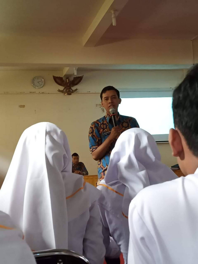 Dosen Spesialis Medikal Bedah "Prima Trisna Aji" ketika memberikan pendidikan kesehatan pada mahasiswa kesehatan dikota Solo/Foto : Dokpri