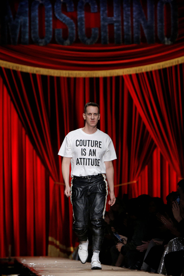 Desainer Jeremy Scott menyapa penonton di akhir pertunjukan untuk rumah mode Moschino selama pekan mode Musim Gugur/Musim Dingin Wanita 2017/2018 di Milan, pada 23 Februari 2017. Foto: Marco Bertorello/AFP