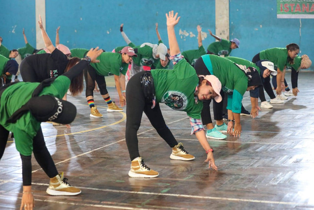 Kegiatan senam zumba yang digelar Komunitas Ojek Online (Kajol) Indonesia di Gelora Hady Depok, Gang Haji Jumin No.53, Mampang, Pancoran Mas, Kota Depok. Foto: Dok. Istimewa